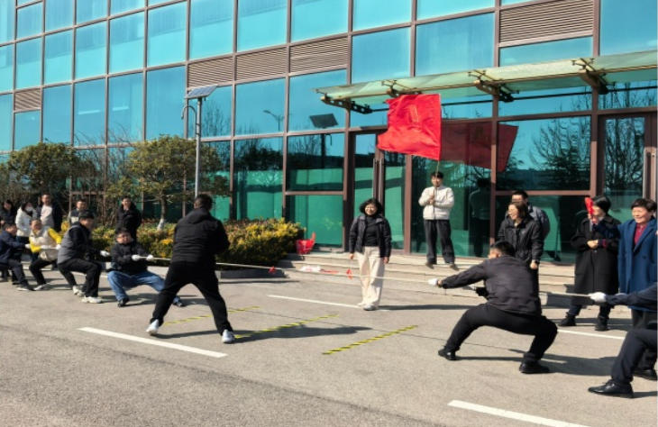 活力綻風(fēng)采   凝心向未來(lái)——集團(tuán)機(jī)關(guān)舉辦慶“三八”國(guó)際勞動(dòng)?jì)D女節(jié)拔河比賽活動(dòng)